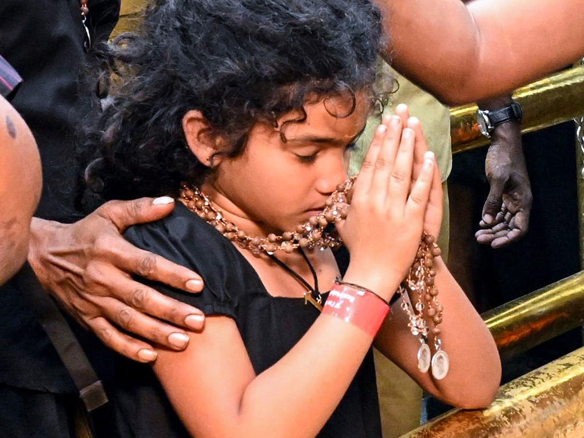 Rush of People to offer Prayers at the Sabarimala Temple24
