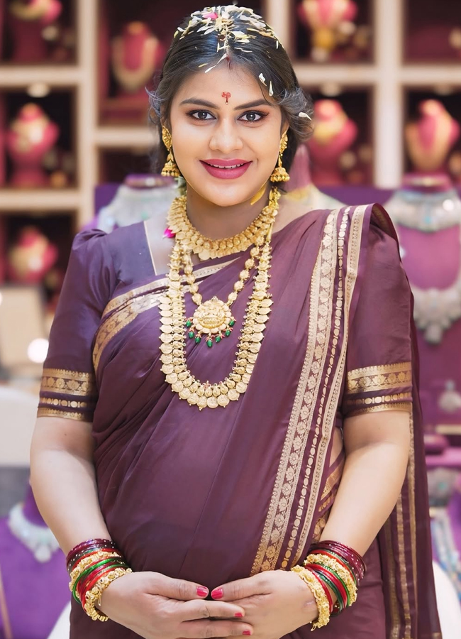 Have you seen Bigg Boss Sonia's latest baby bump photos with pregnancy4