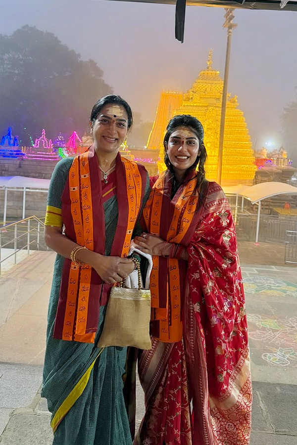 SurekhaVani Daughter Supritha Visited Srisailam Photos5