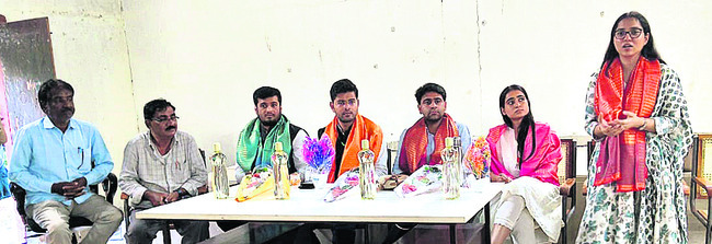 జిల్లాకు సివిల్‌ సర్వీసెస్‌ అధికారులు1