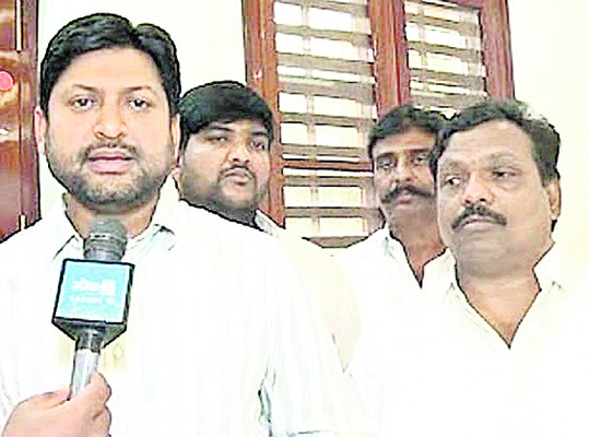 భక్తుల ప్రాణాలపై బాధ్యత లేదా?  
2