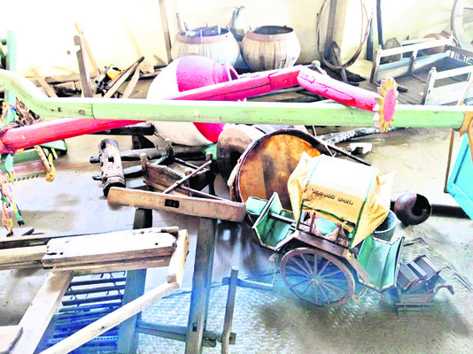 పురాతన వస్తువులు.. వరదపాలు
2