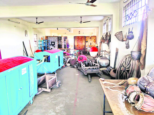 పురాతన వస్తువులు.. వరదపాలు
1