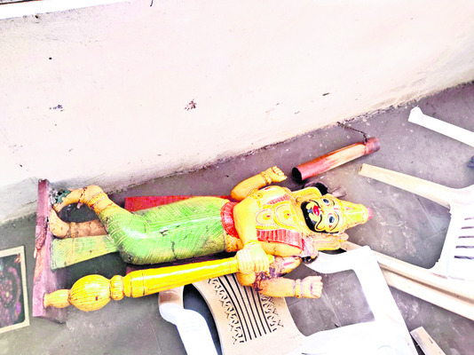 పురాతన వస్తువులు.. వరదపాలు
3