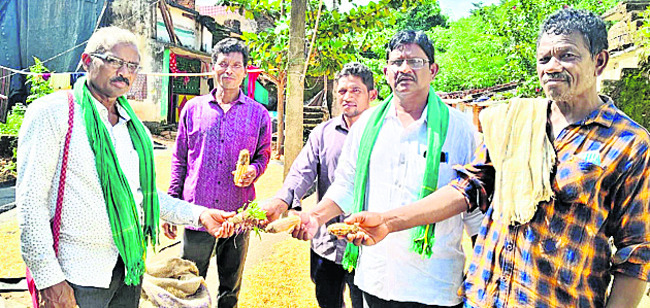 తడిసిన పంటను ప్రభుత్వమే కొనుగోలు చేయాలి 1