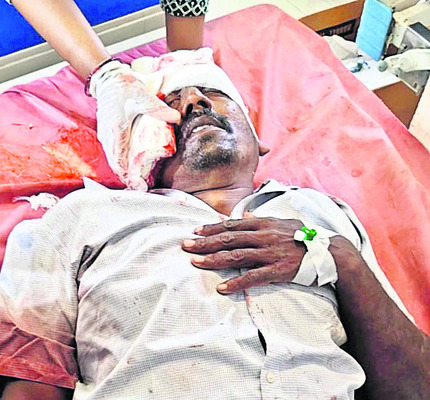 అదుపు తప్పి ఆటో బోల్తా 1