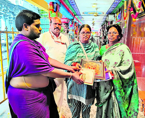 దుర్గమ్మ నిత్యాన్నదానానికి పలువురు విరాళాలు 
1