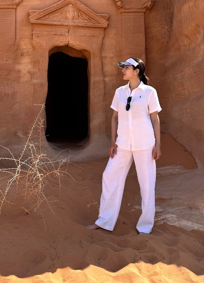 Sara Ali Khan in oasis city in desert country (photos)11