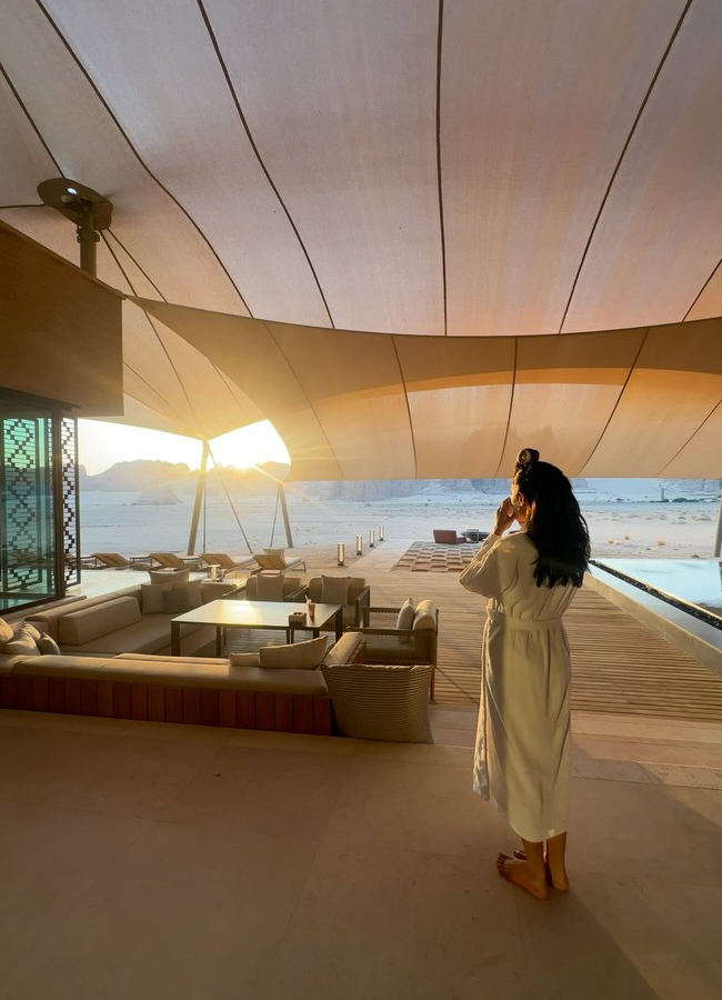 Sara Ali Khan in oasis city in desert country (photos)12