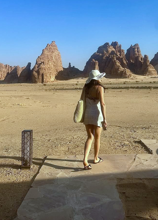 Sara Ali Khan in oasis city in desert country (photos)3