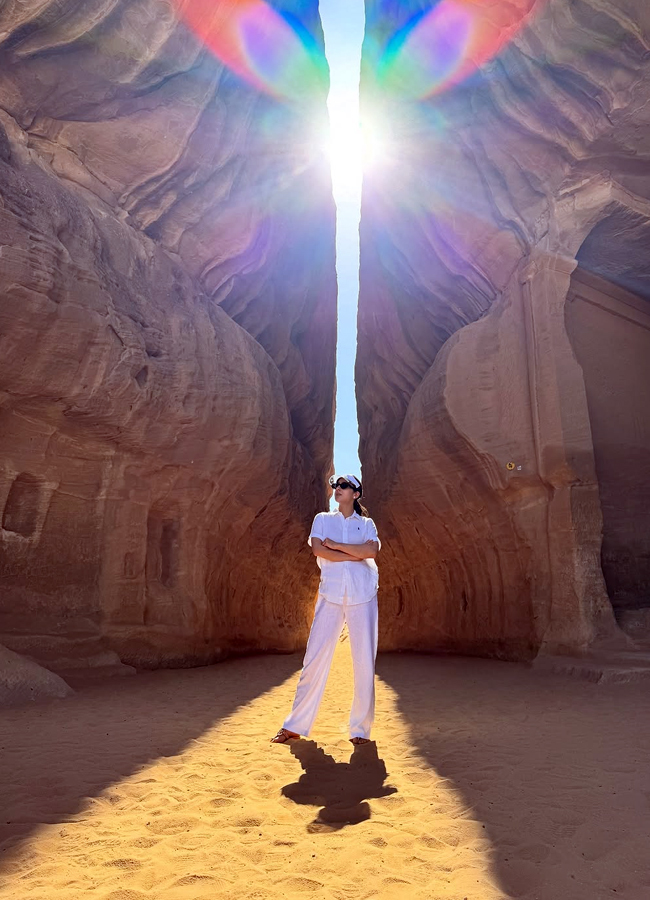 Sara Ali Khan in oasis city in desert country (photos)9