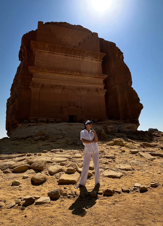 Sara Ali Khan in oasis city in desert country (photos)10