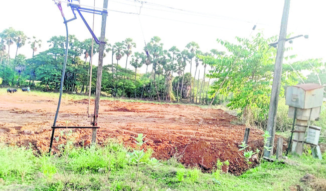 అక్రమార్కులు.. అప్రోచ్‌ రోడ్డునూ వదలరు 1