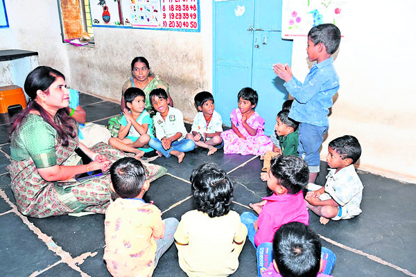 విద్యార్థులకు పాఠాలు బోధించిన కలెక్టర్‌ 1