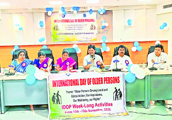 వృద్ధులను గౌరవించడం అందరి బాధ్యత2