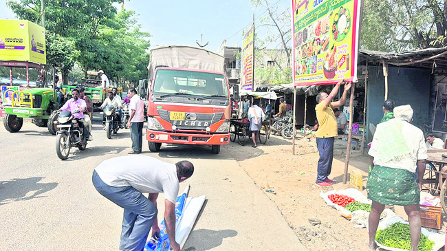ఫ్లెక్సీల తొలగింపు 
1