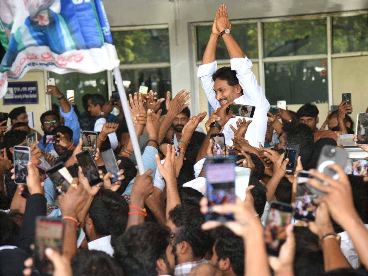YS Jagan Received Grand Welcome At Begumpet Airport Photos1