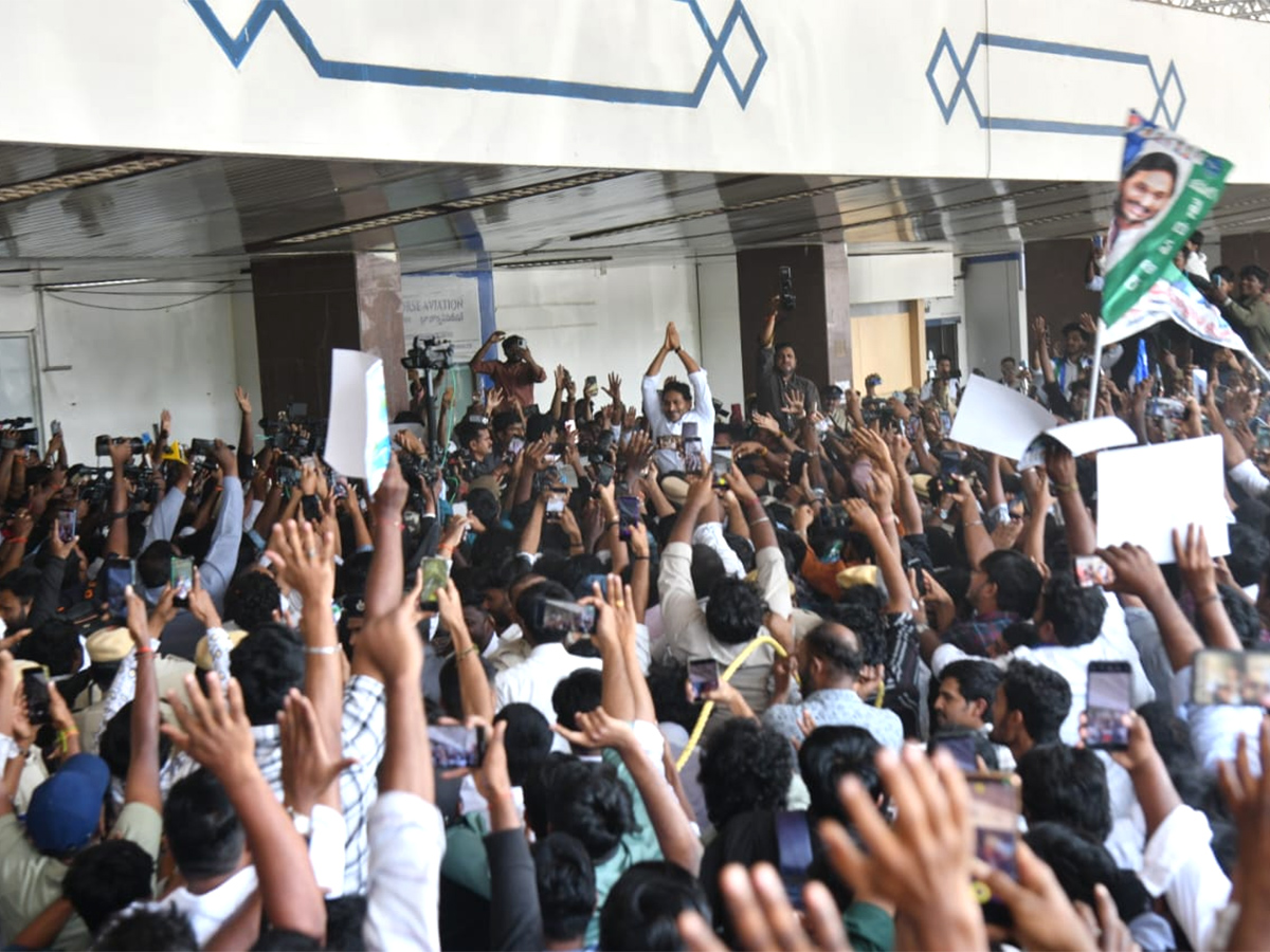 YS Jagan Received Grand Welcome At Begumpet Airport Photos10