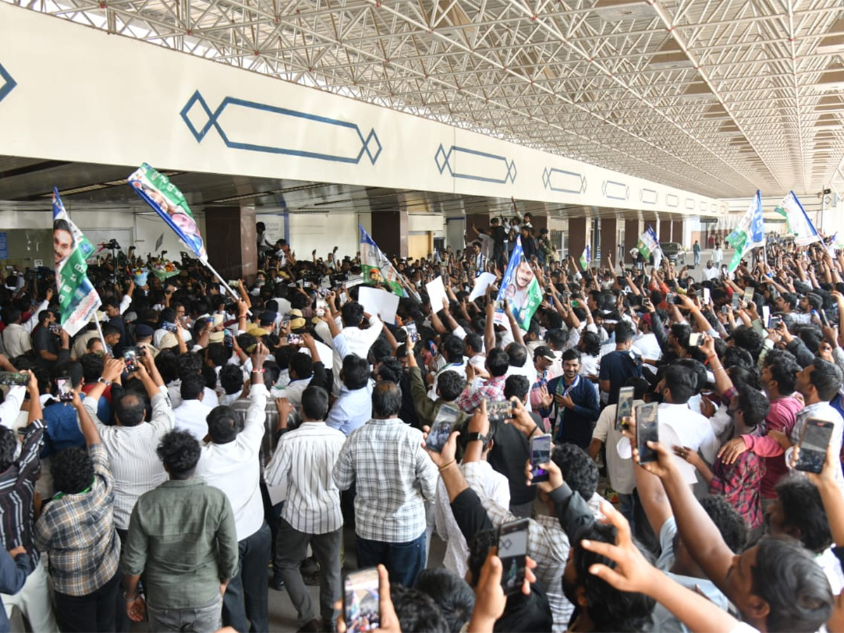 YS Jagan Received Grand Welcome At Begumpet Airport Photos13