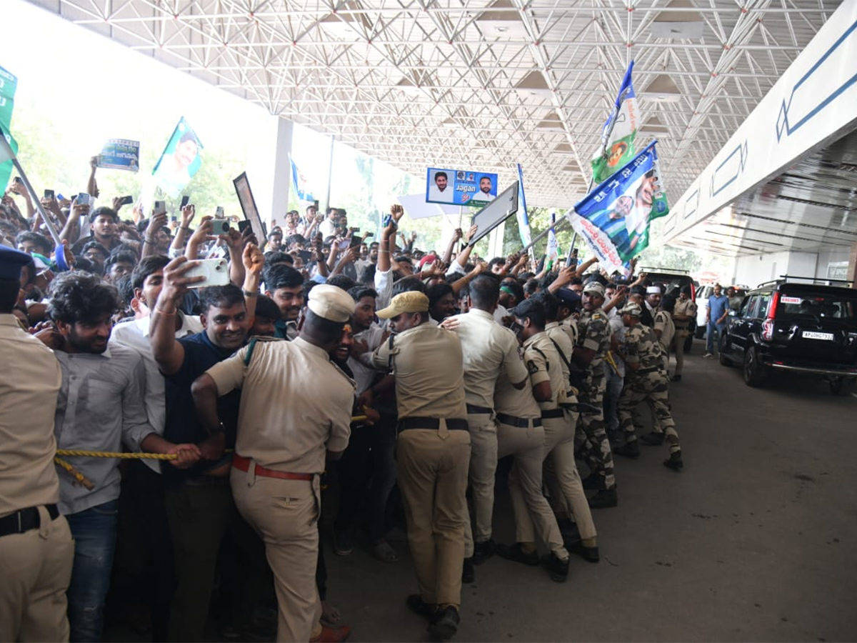 YS Jagan Received Grand Welcome At Begumpet Airport Photos15