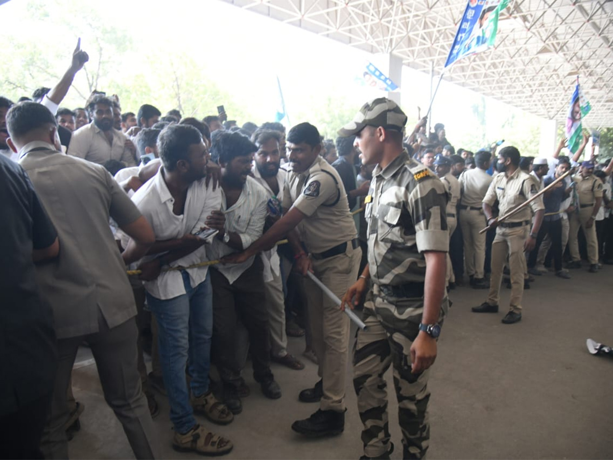 YS Jagan Received Grand Welcome At Begumpet Airport Photos16