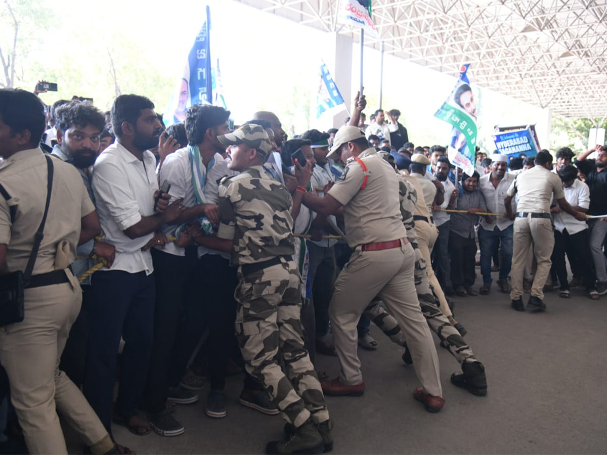 YS Jagan Received Grand Welcome At Begumpet Airport Photos18