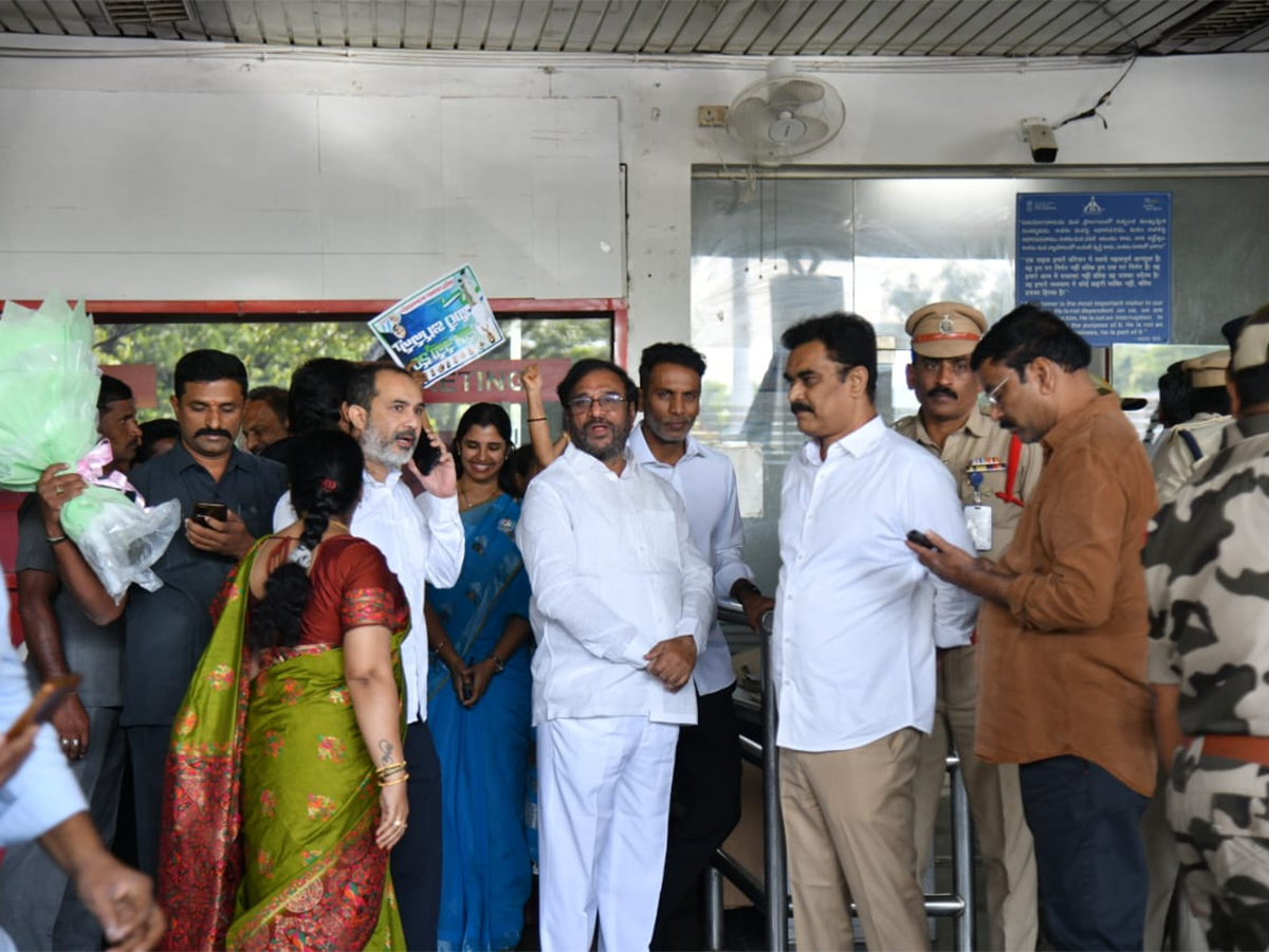 YS Jagan Received Grand Welcome At Begumpet Airport Photos19
