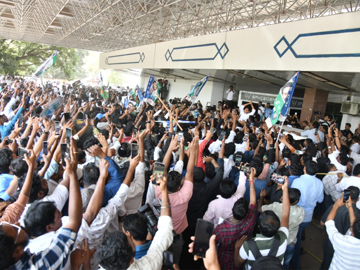 YS Jagan Received Grand Welcome At Begumpet Airport Photos2