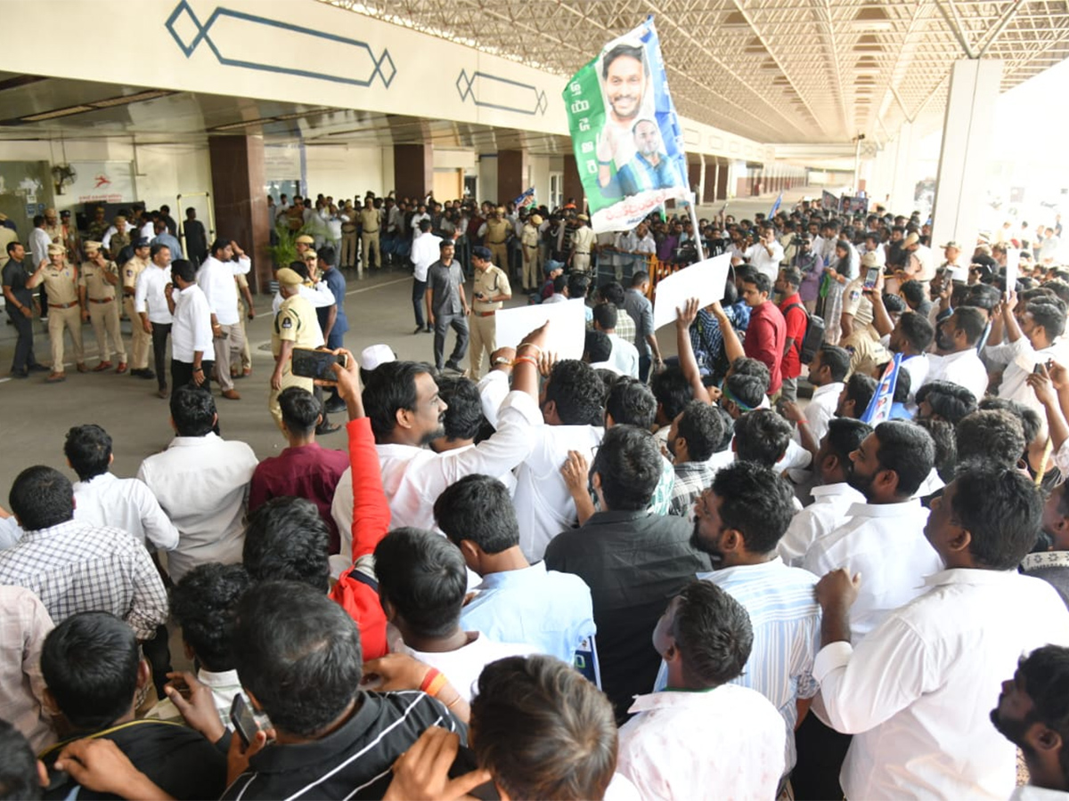YS Jagan Received Grand Welcome At Begumpet Airport Photos20