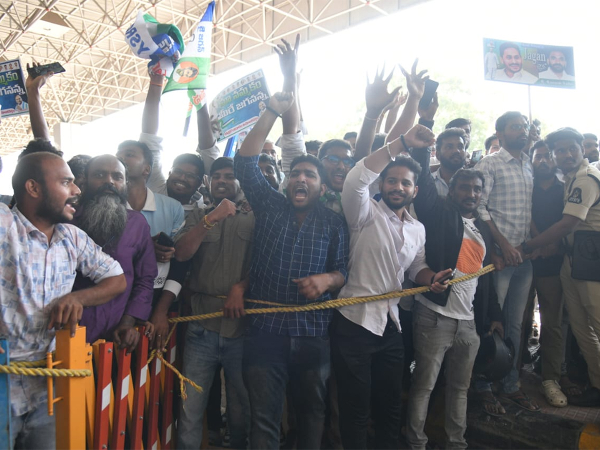 YS Jagan Received Grand Welcome At Begumpet Airport Photos22