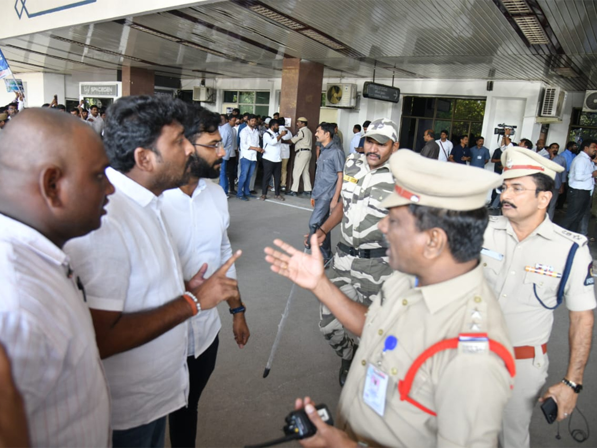 YS Jagan Received Grand Welcome At Begumpet Airport Photos23