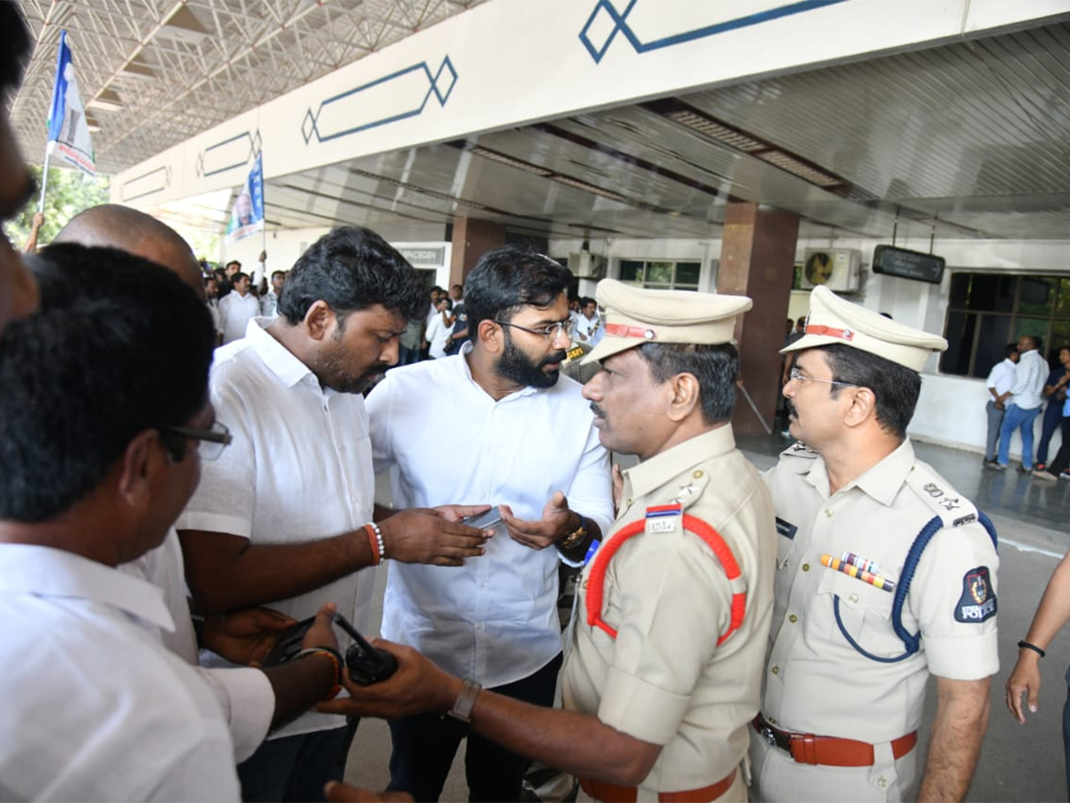 YS Jagan Received Grand Welcome At Begumpet Airport Photos24