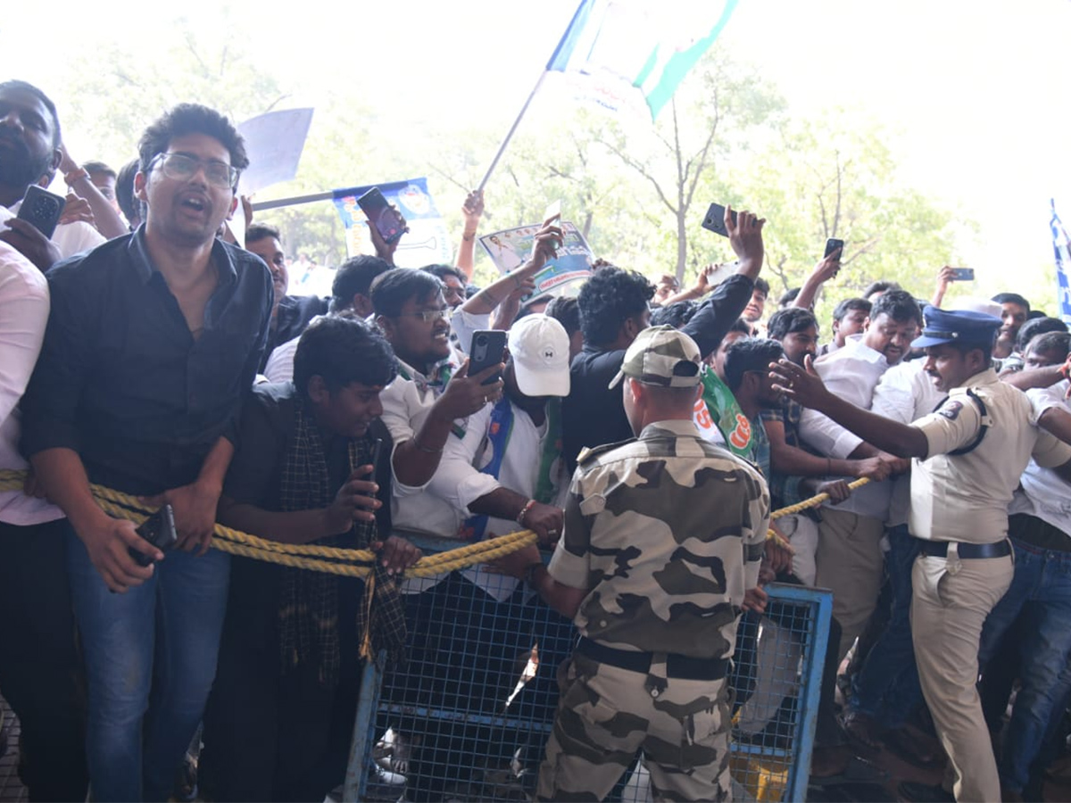 YS Jagan Received Grand Welcome At Begumpet Airport Photos25