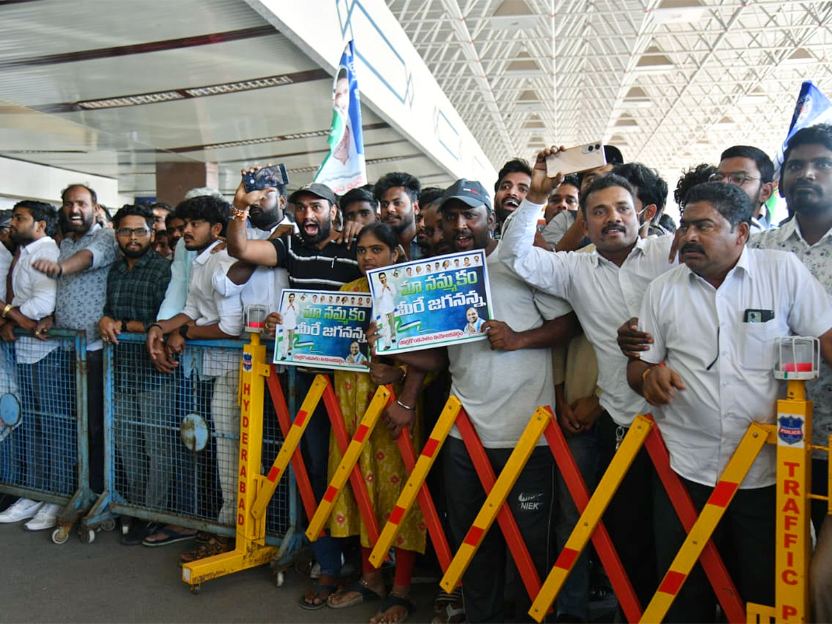 YS Jagan Received Grand Welcome At Begumpet Airport Photos28