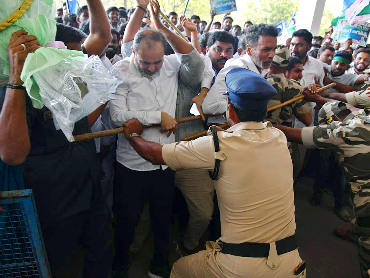 YS Jagan Received Grand Welcome At Begumpet Airport Photos29