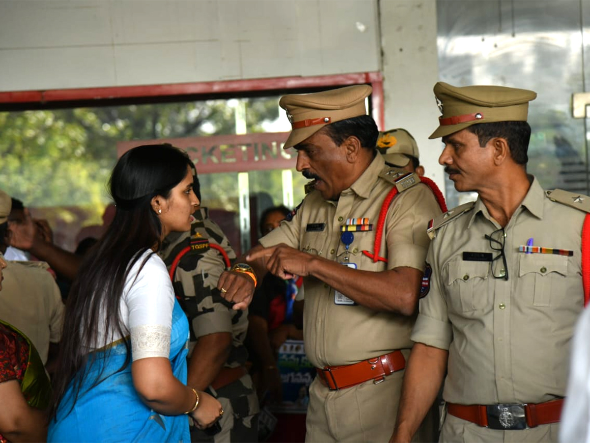 YS Jagan Received Grand Welcome At Begumpet Airport Photos31