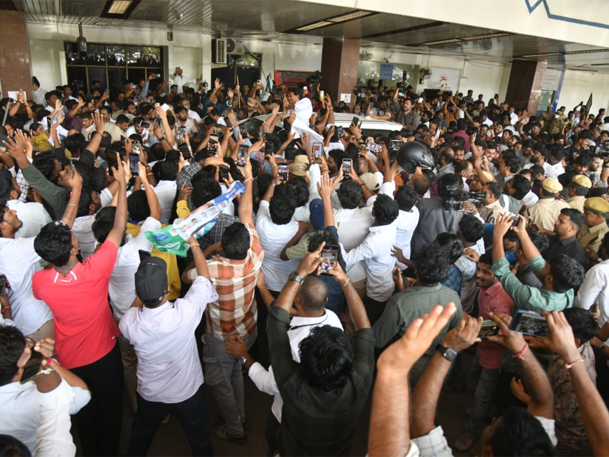 YS Jagan Received Grand Welcome At Begumpet Airport Photos4