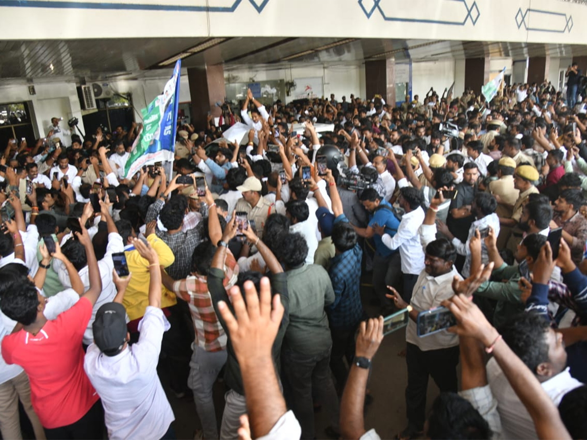 YS Jagan Received Grand Welcome At Begumpet Airport Photos5