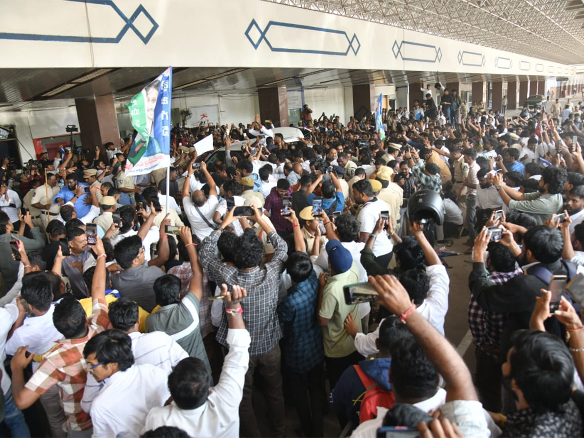 YS Jagan Received Grand Welcome At Begumpet Airport Photos6