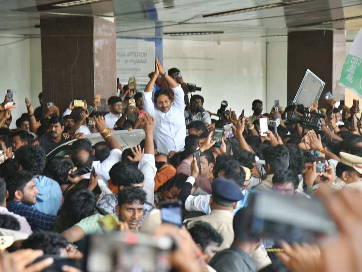 YS Jagan Received Grand Welcome At Begumpet Airport Photos7