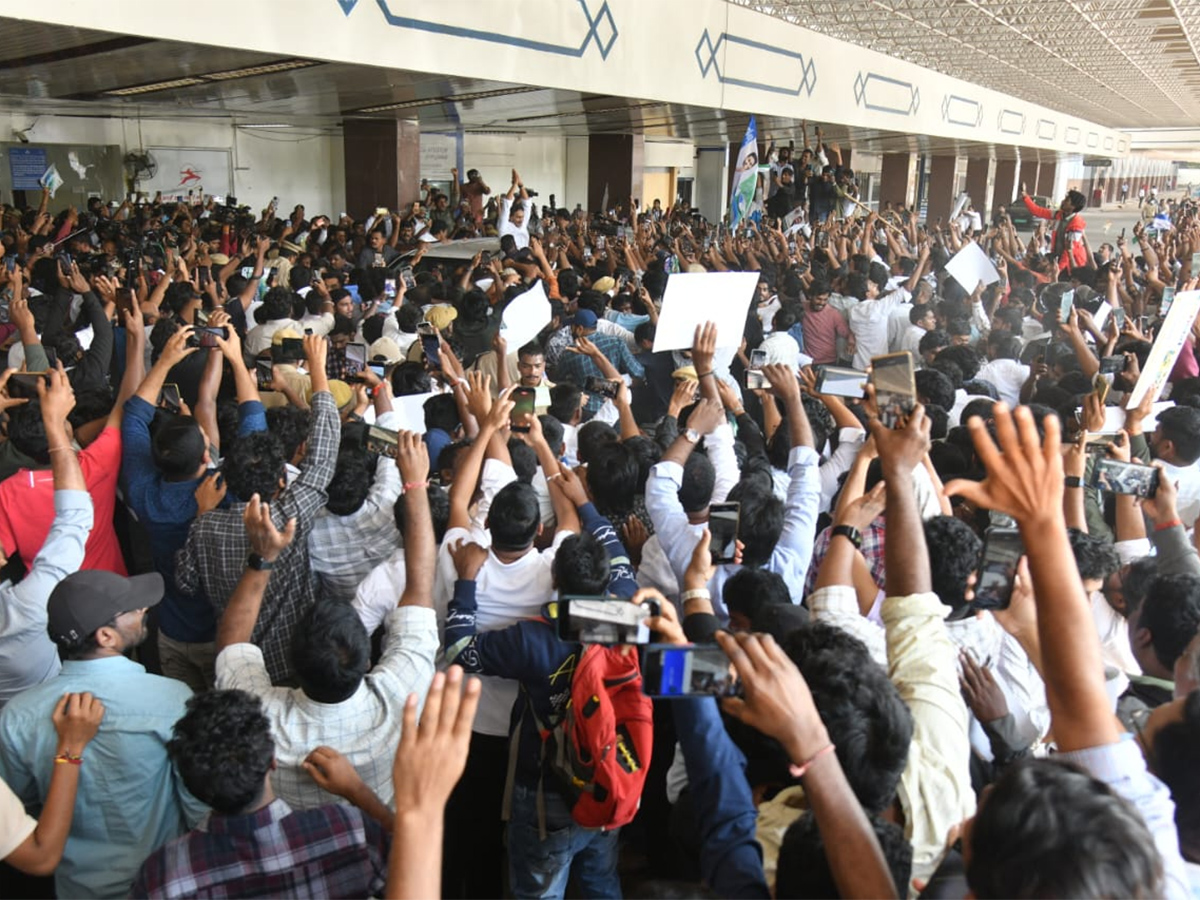 YS Jagan Received Grand Welcome At Begumpet Airport Photos8