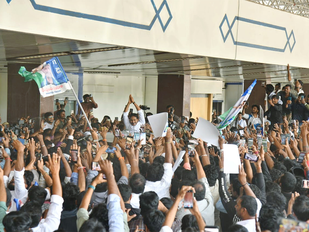 YS Jagan Received Grand Welcome At Begumpet Airport Photos9