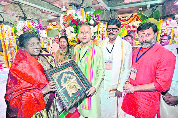 రాష్ట్రపతికి సాదర స్వాగతం 2