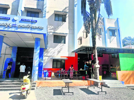 పెద్దాస్పత్రిలో క్యాంటీన్ల వివాదం1