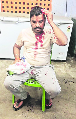 బిర్యానీ లేదంటావా.. నీ అంతు చూస్తాం 1