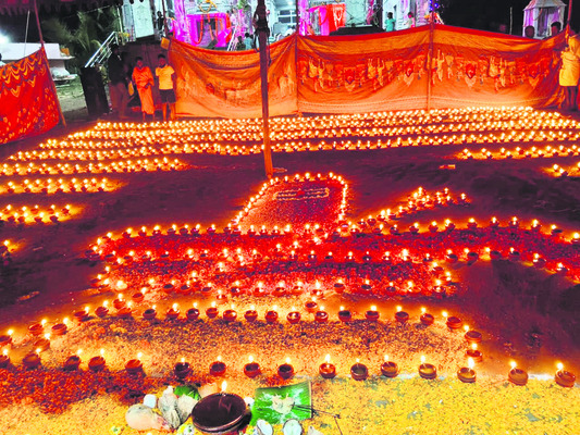 దేదీప్యమానం.. కార్తీక దీపోత్సవం 
1