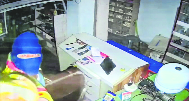 దుకాణాలు లూటీ 1