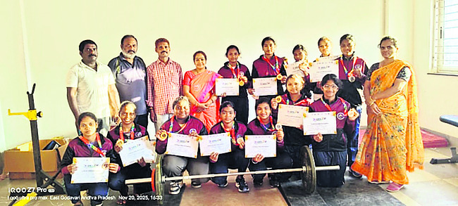 ఏకలవ్య పాఠశాలలకు పతకాల పంట1