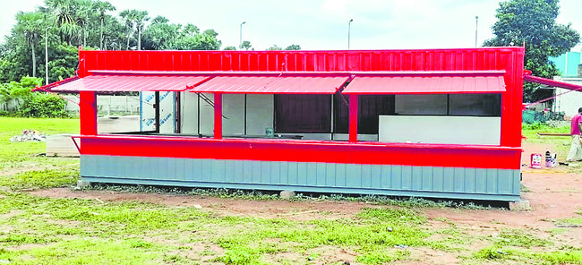 క్యాంటీన్‌ పేరుతో ఖాళీ స్థలంపై కన్ను1