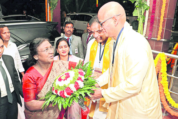 రాష్ట్రపతికి సాదర స్వాగతం 2